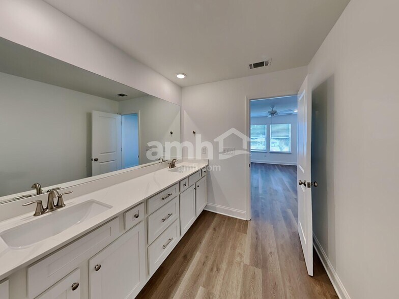 Building Photo - 30 Hickory Ct