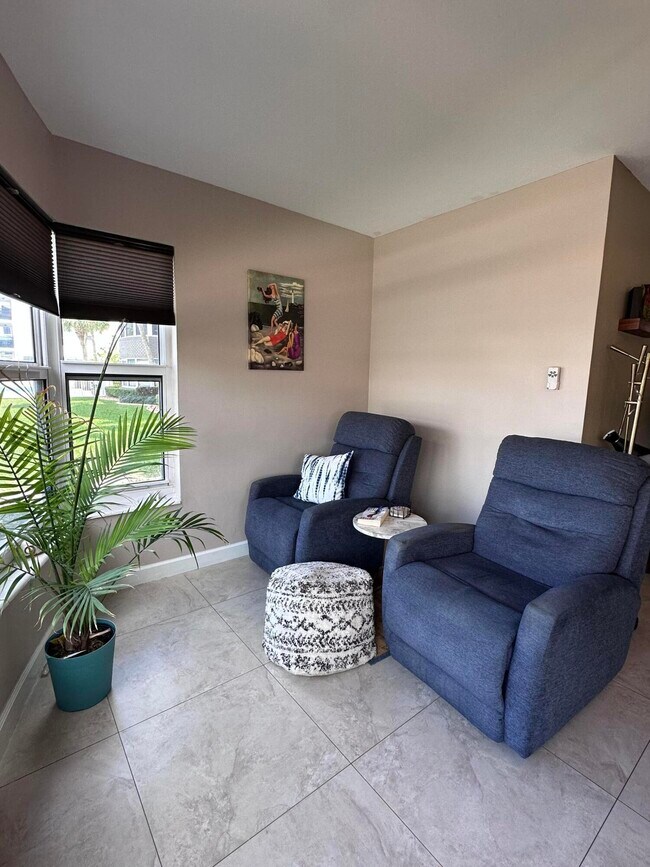 Building Photo - 3121 NE 51st St