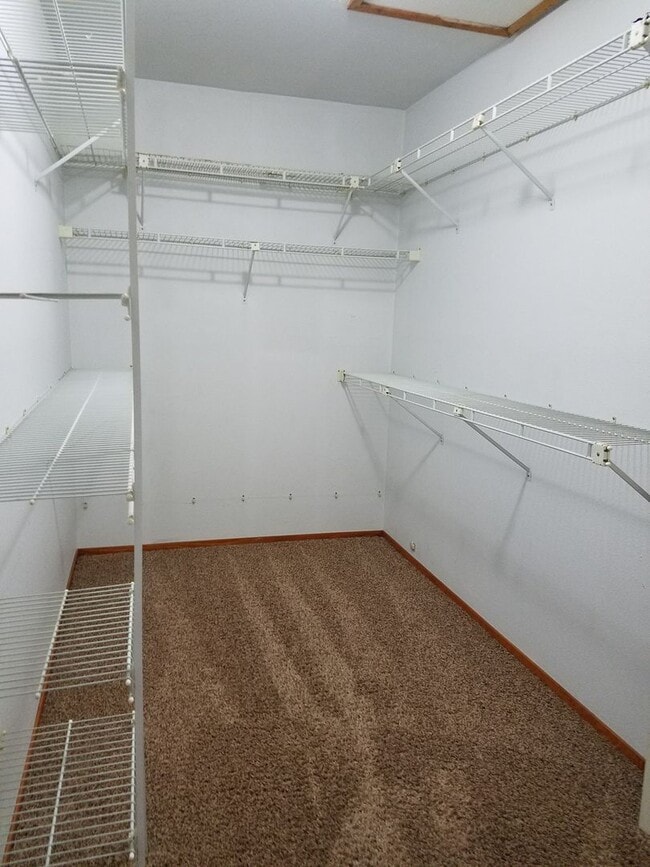 Building Photo - 3bd/2ba House w/ Large Backyard, Available August 7, 2026