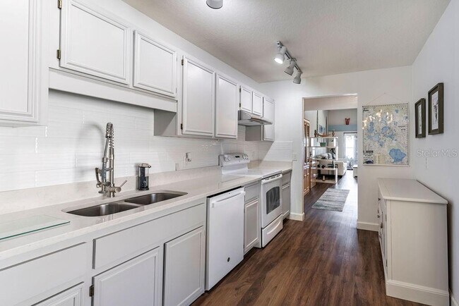 Building Photo - 2225 Cypress Ct