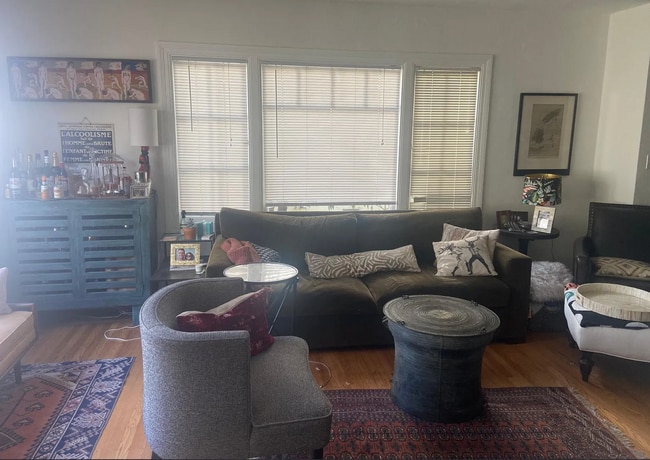 Building Photo - Beautiful Spanish townhouse with parking and in unit laundry!