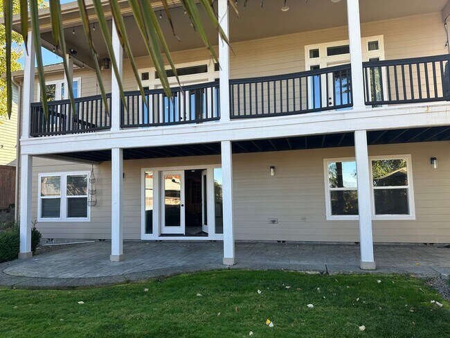 Building Photo - Amazing Price! Amazing Location!