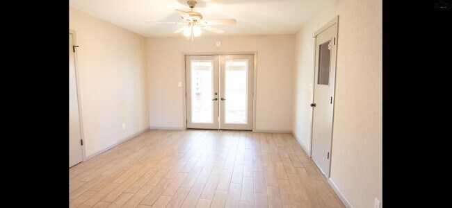 Building Photo - 906 Dosia Cir