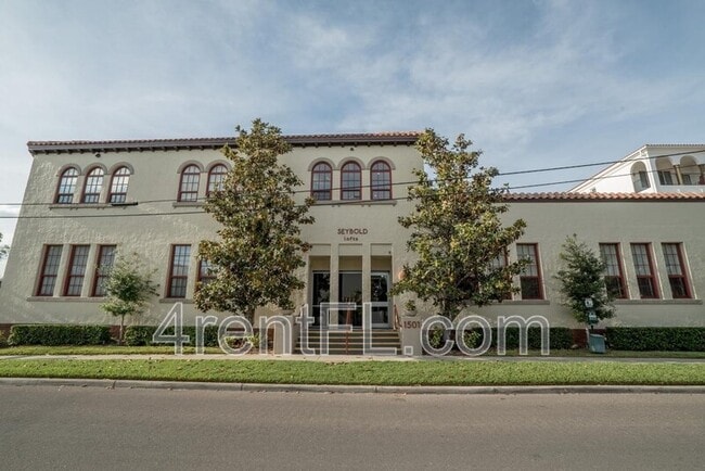 Building Photo - 1501 W Horatio St