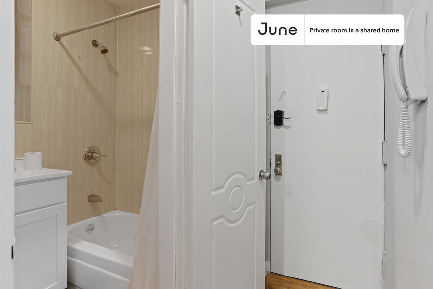 Building Photo - Private bedroom in 3 bed/1 bath Home