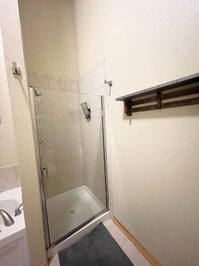 Building Photo - Downtown living at your doorstep loft styl...