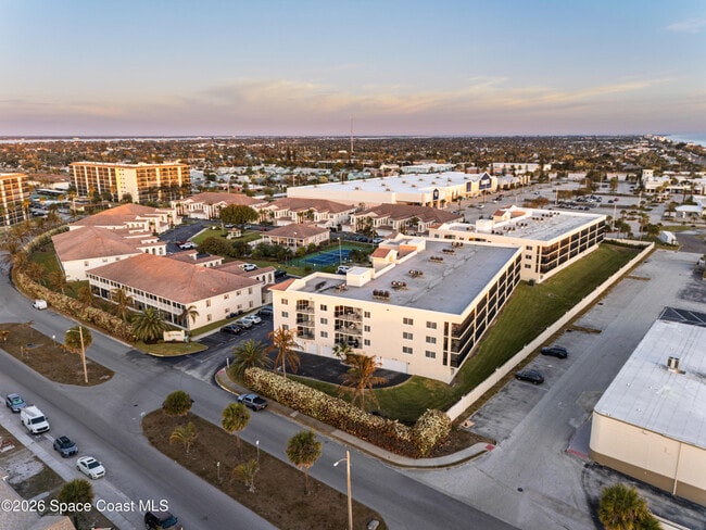 Building Photo - 121 Lancha Cir