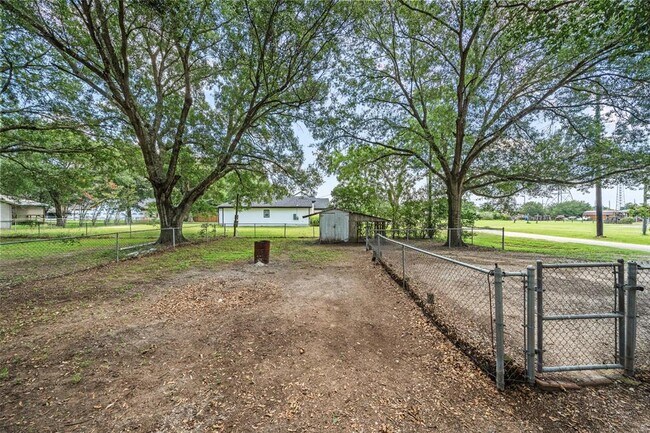 Building Photo - 202 Penick Rd