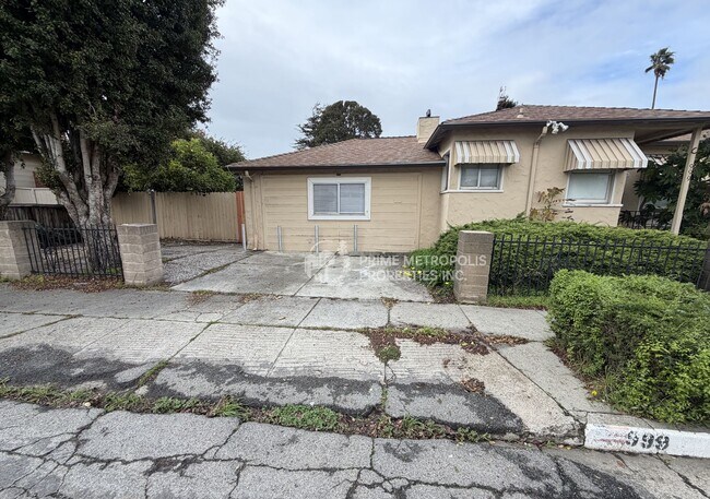 Building Photo - 999 31st St