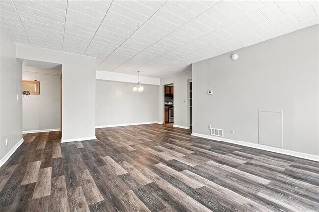 Building Photo - 533 Forest Green Dr