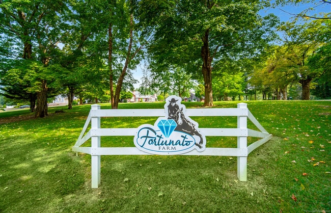 Building Photo - 558 N Roast Meat Hill Rd