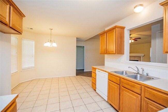 Building Photo - 610 Maplewood Dr