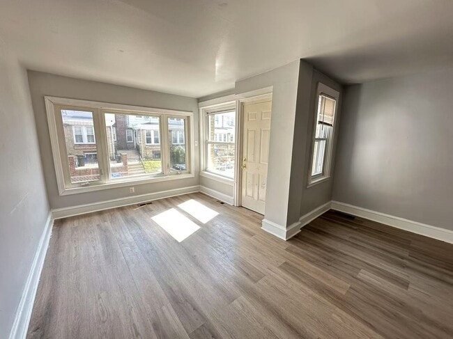 Building Photo - Newly Renovated 3 Bedroom and 1 Bathroom T...