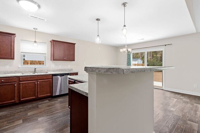 Building Photo - Minutes to Back Gate & Beaches!