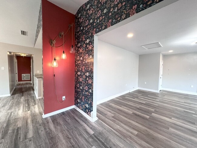 Building Photo - Eclectic & Charming Updated Ranch