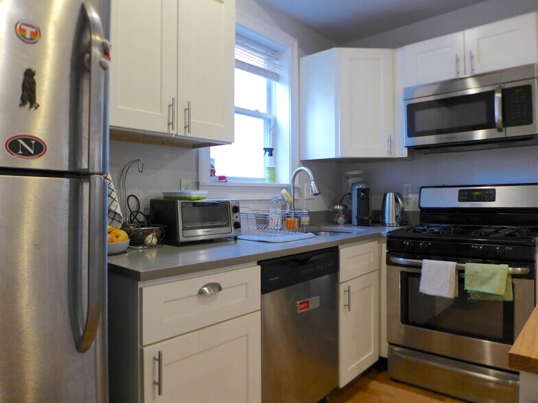 Building Photo - 725 Parker St