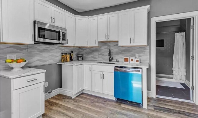 Building Photo - 484 W Utica St