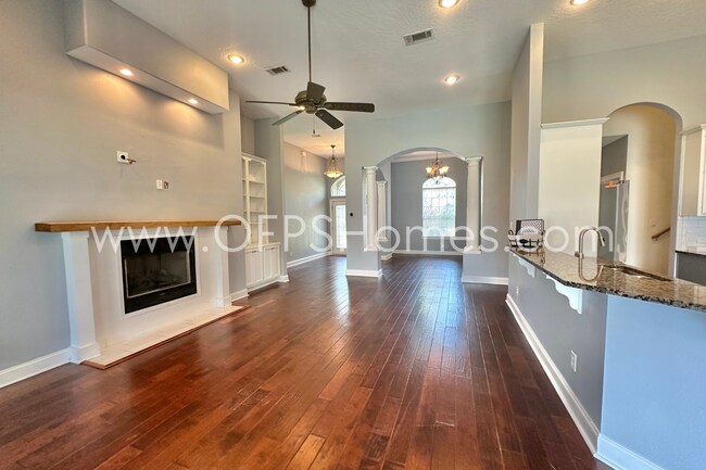 Building Photo - Gated South Crestview Community!