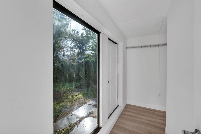 Building Photo - 833 Pinedale Ave