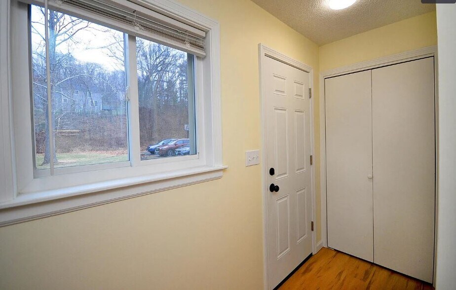 Building Photo - 1700 Farmington Ave