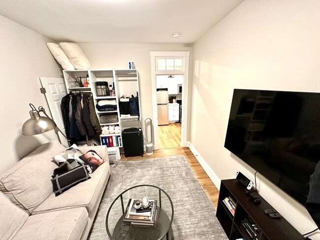 Building Photo - 829-833 Beacon Unit 204