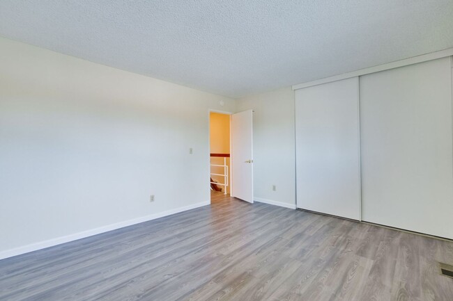 Building Photo - Lovely and Spacious 2BR 2.5BA Condo in Gre...