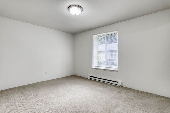 Building Photo - Condo Living with Fireplace and Fenced Yard!