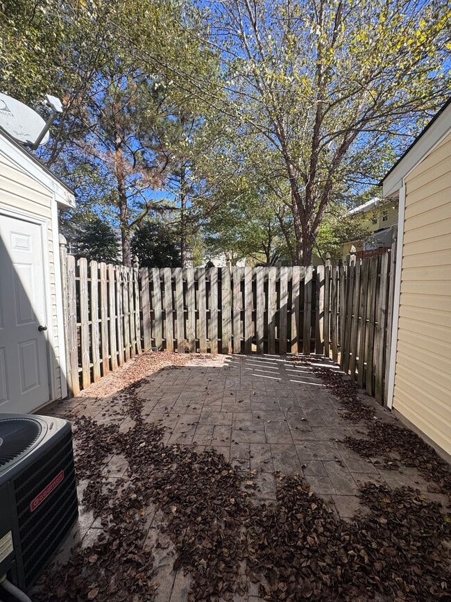 Building Photo - Wonderful 2BR 2.5BA Townhome with All Appl...