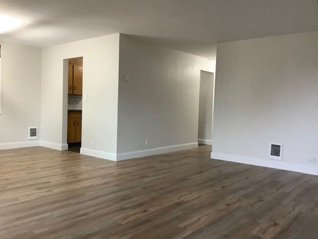 Building Photo - 2077