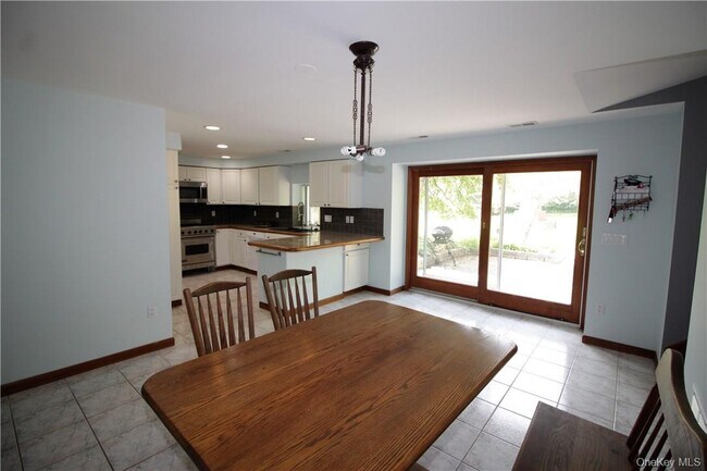 Building Photo - 7 Tamarack Rd