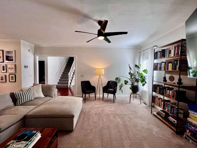 Building Photo - Charming 4 Bedroom home Near Virginia Beach Oceanfront!