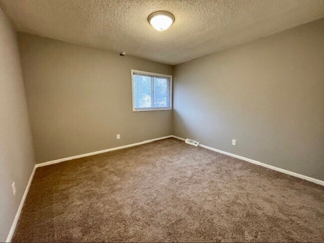 Building Photo - 2 Bedroom Duplex In Wyoming Available Dece...