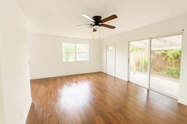 Building Photo - Charming 2BR/1BA Apartment in Sunrise – $2...