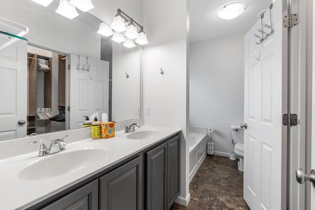 Building Photo - Beautiful 3-Bed, 3-Bath Home in Excellent ...