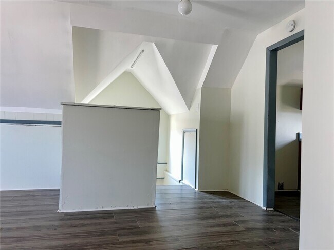 Building Photo - 216 Robinson St