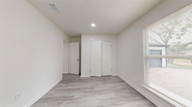 Building Photo - 7415 Alcomita Dr