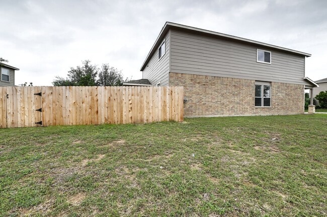 Building Photo - 5 bed | 3 bath | Corner lot | Fully remode...