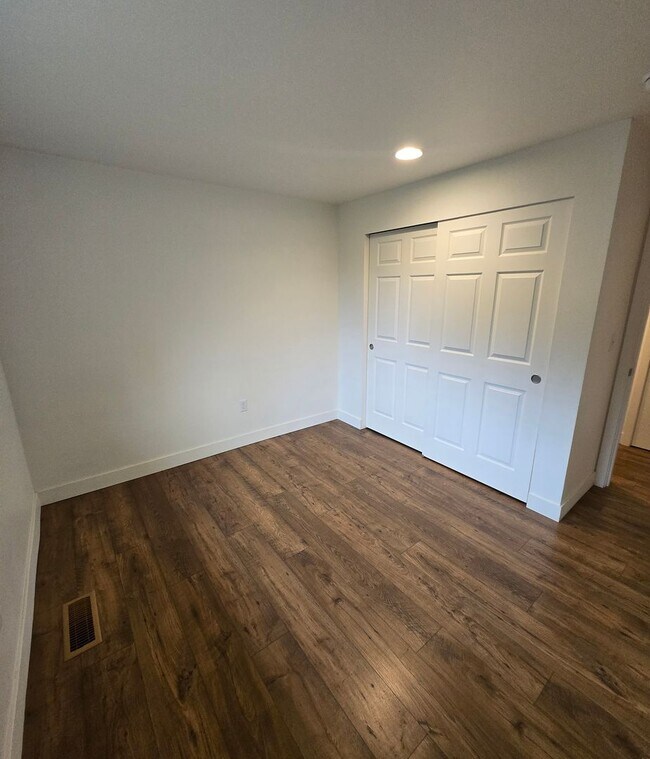 Building Photo - ***PENDING APPLICATION***4 Bedroom, 2 Bath...