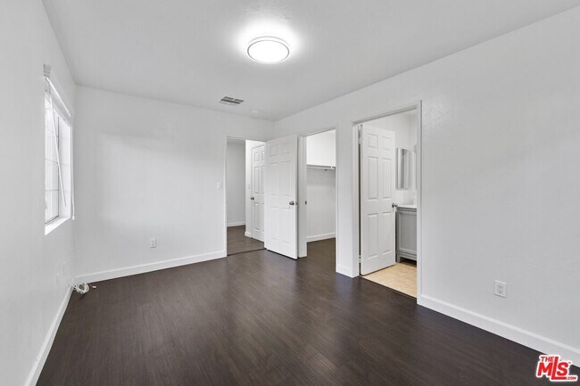 Building Photo - 1128 Irolo St