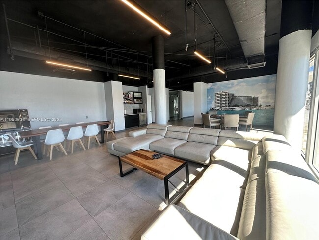 Building Photo - 900 Bay Dr