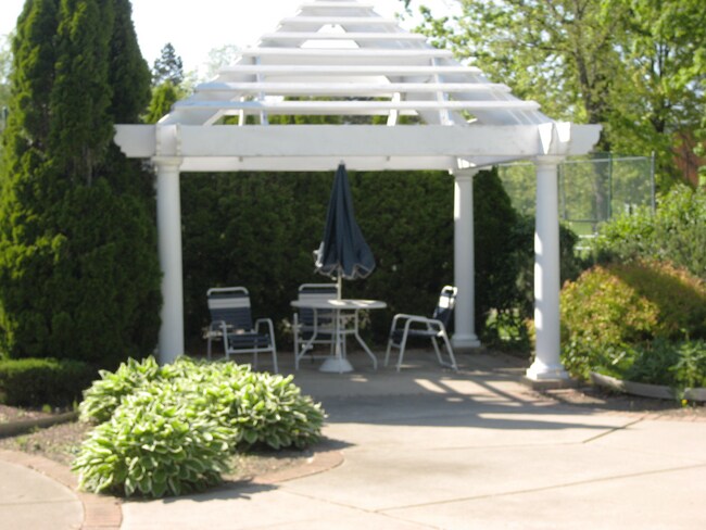 Building Photo - 426 N Fox Hills Dr