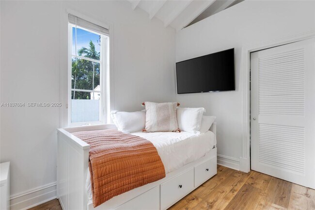 Building Photo - 113 NE 101st St