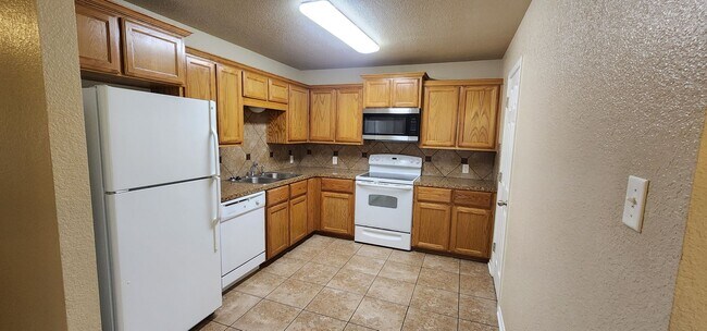 Building Photo - 3 Bedroom 2 bath Duplex South Killeen VIEWABLE SOON