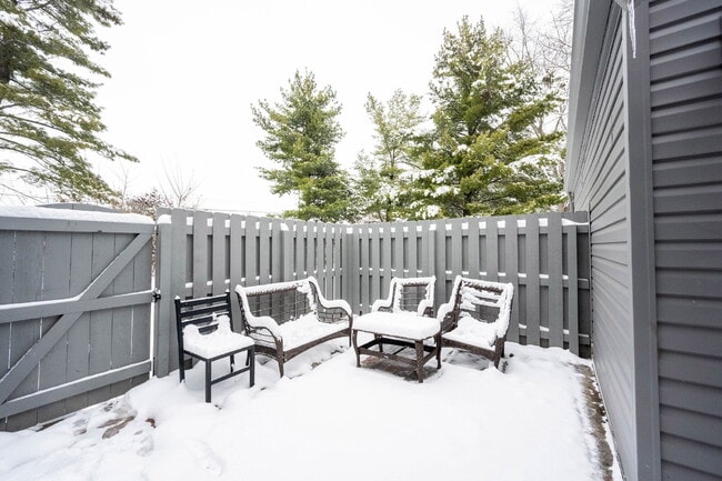 Building Photo - "Charming 2-Bedroom Townhouse Retreat with 2 Full Baths in Fishers – Spacious 1,522 Sq Ft Living!"