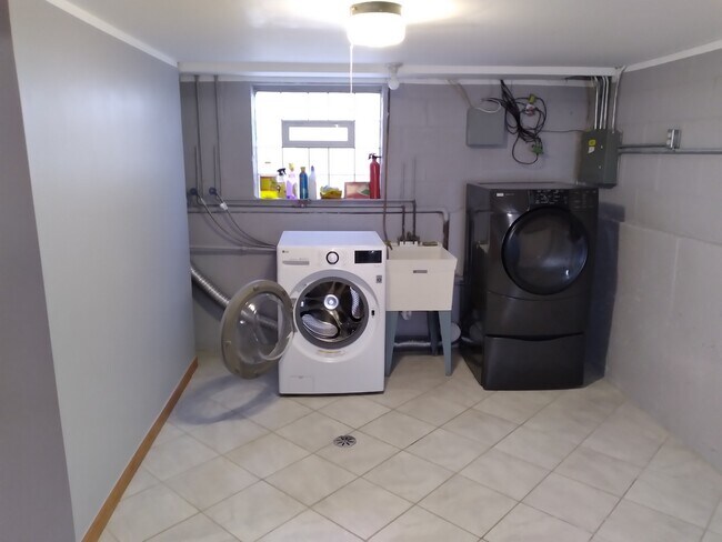 Building Photo - 8439 W Castle Island Ave