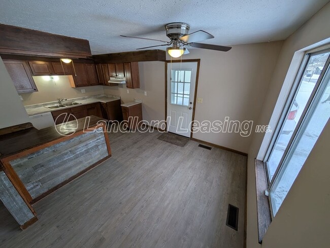 Building Photo - North Ridgeville Split Level with New Kitchen and Updates!