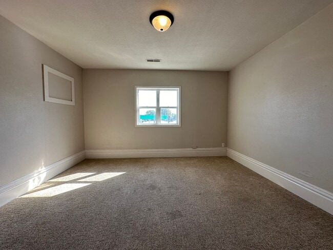 Building Photo - 1423 2nd Ave N