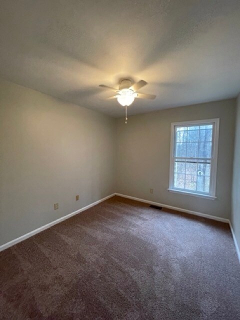Building Photo - Come visit this cute 3 bedroom 1.5 bath in Chesapeake