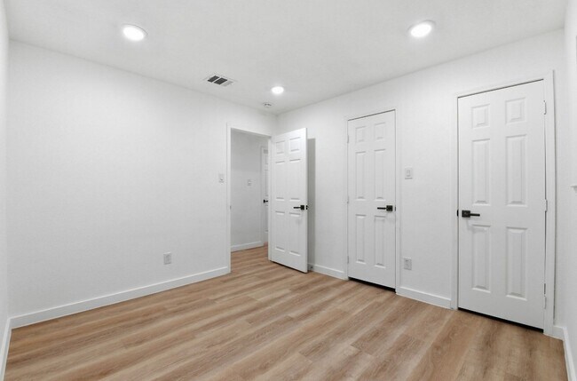Building Photo - 6718 Deer Ridge Ln