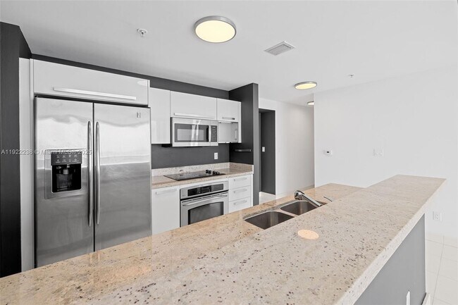 Building Photo - 601 NE 36th St